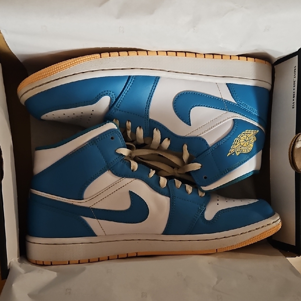 Nike Air Jordan 1 Mid in Celestial Gold and White - Picture 4 of 5